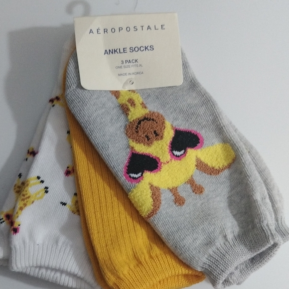 Aeropostale Kids Ankle Socks - Gray, Yellow, White with Fun Giraffe Design - Picture 1 of 4